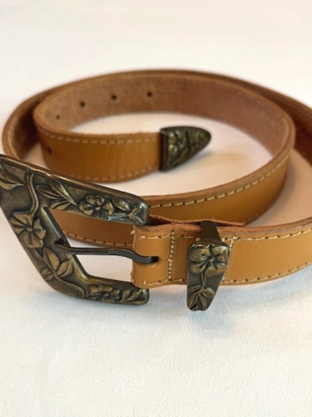 WESTERN STYLE | Tan Leather belt with decorative floral engraved Buckle